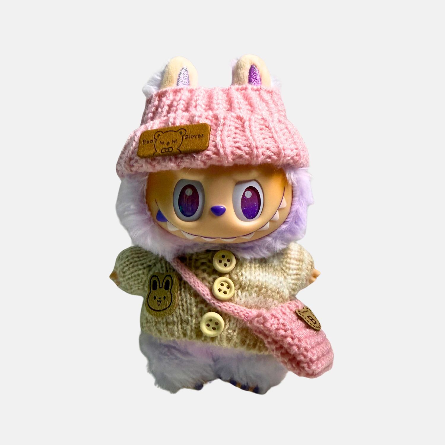 Labubu kläder rosa mössa, beige tröja och rosa totebag