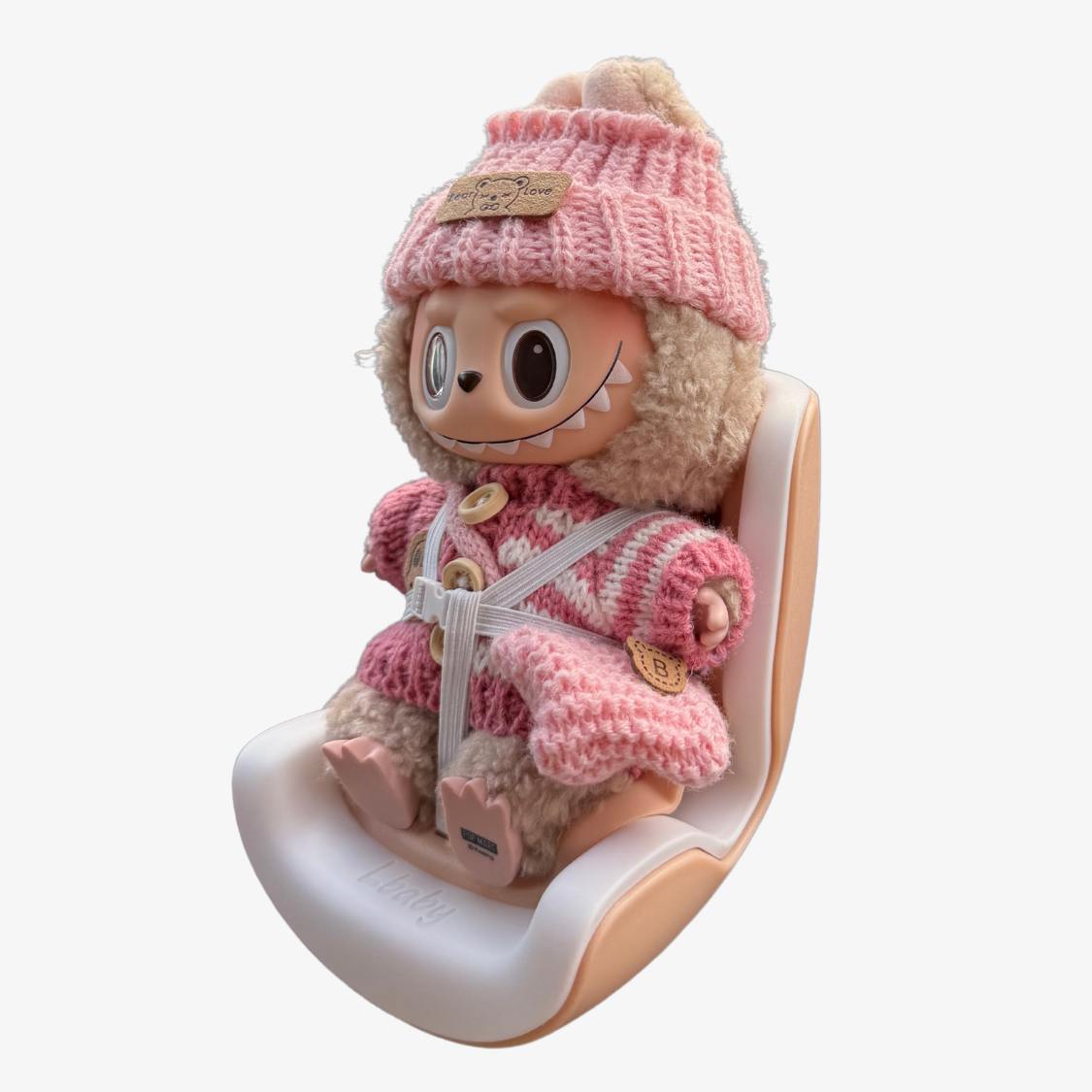 Labubu sitter på beige bilstol